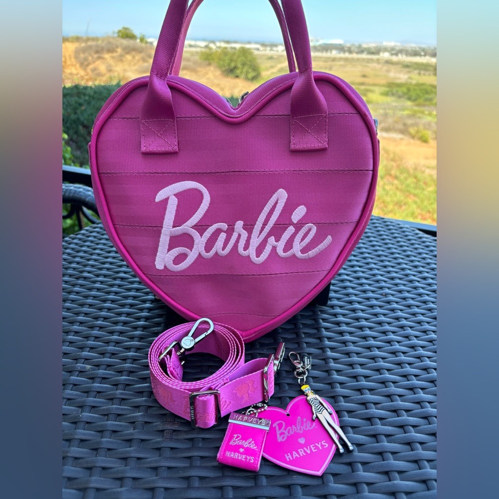 HARVEYS x Barbie Pink Heart Crossbody VEUC